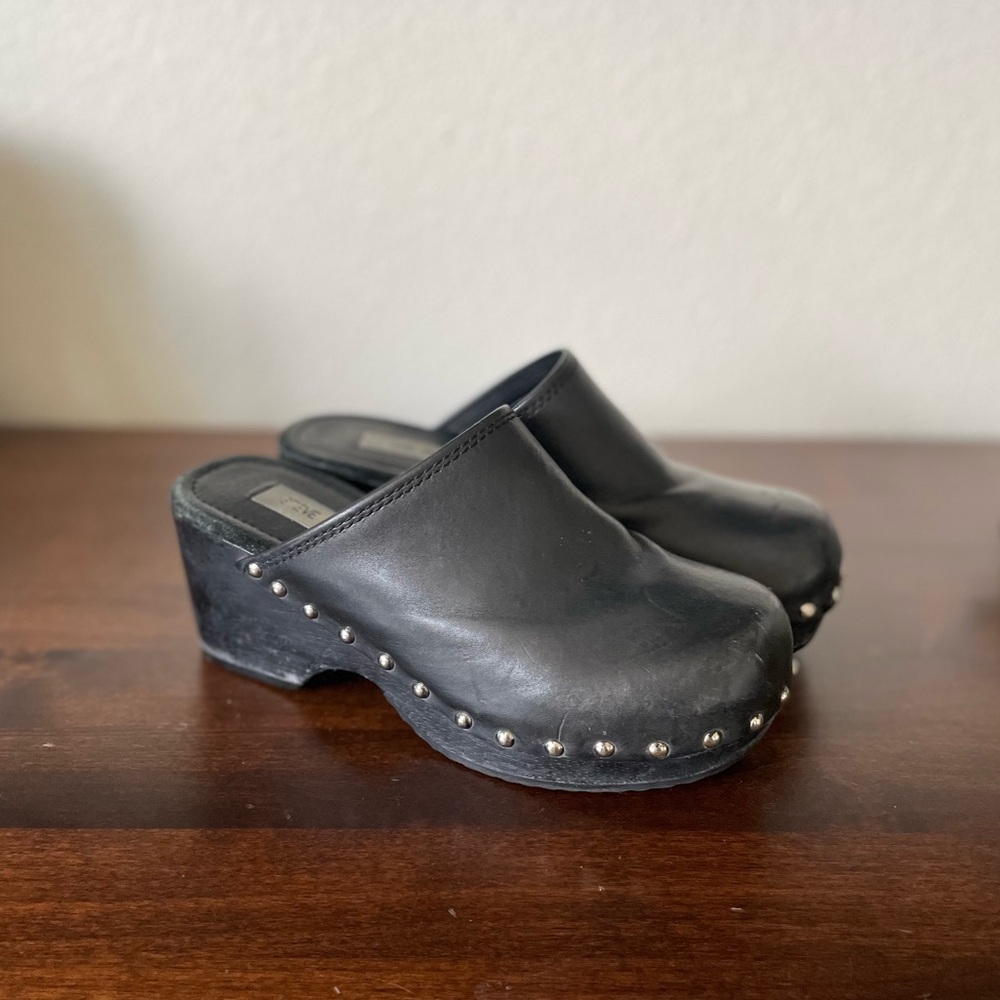 Black leather Steve Madden clogs